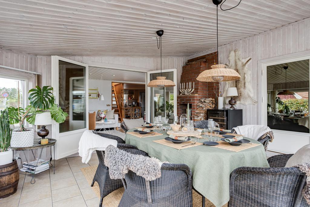 Det vinterbonade uterummet blir en naturlig förlängning av bostaden och skapar en elegant plats för middagar och umgänge året om.