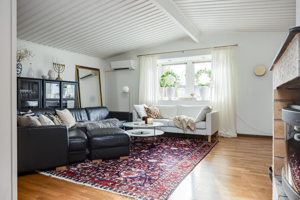 Från köket leds ni vidare till generösa sällskapsytor som består av både ett allrum och ett större vardagsrum. 