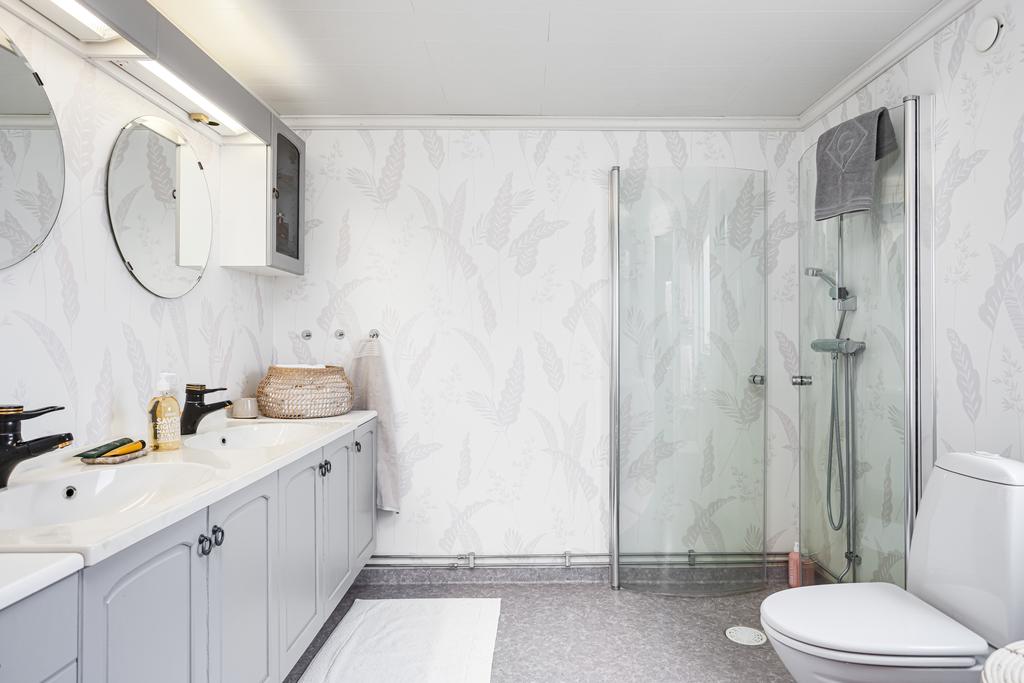 Badrummet renoverades 2014 och erbjuder en funktionell och trivsam miljö.