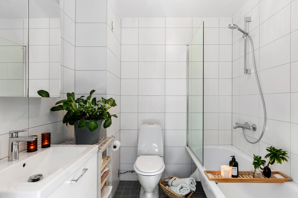 Bostadens andra badrum på övre plan
