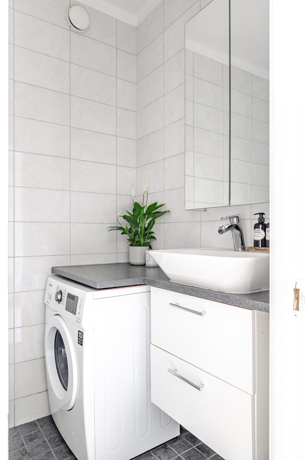 Tvättmaskin och bra arbetsyta i duschrummet