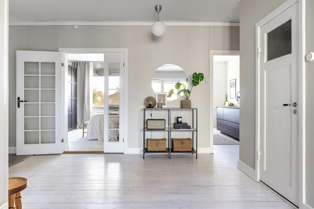 Vackra detaljer som parglasdörrar och originalgolv