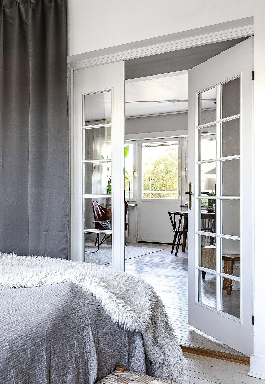 Glasad dubbeldörr till sovrummet 