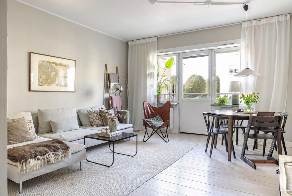 Ljust och luftigt vardagsrum med utgång till balkong