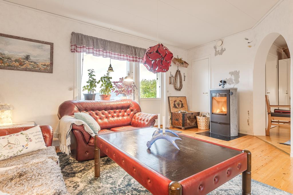 Vardagsrum med braskamin