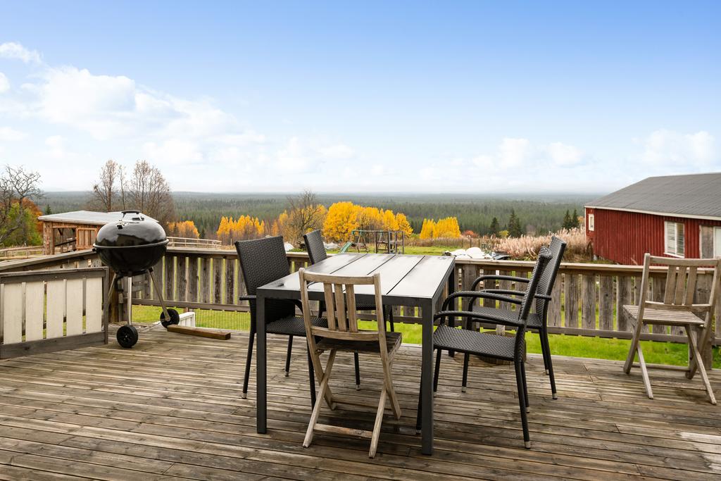 Stor trädäckad altan