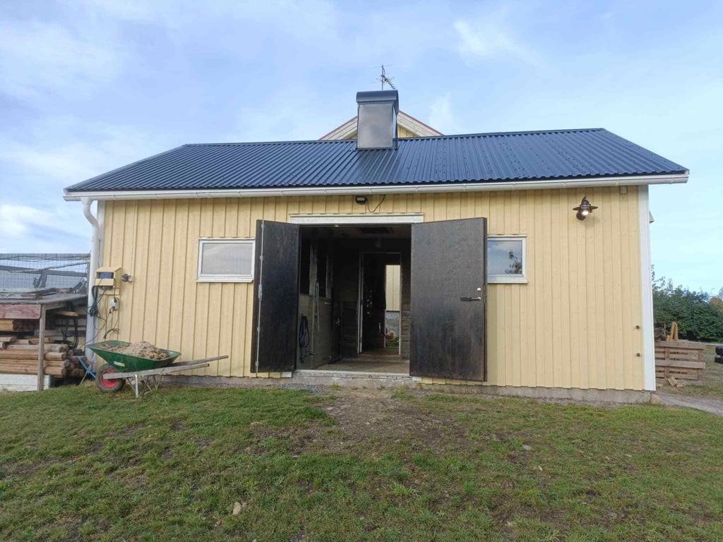 Säljarens egna bild. Varmstall/Garage. 