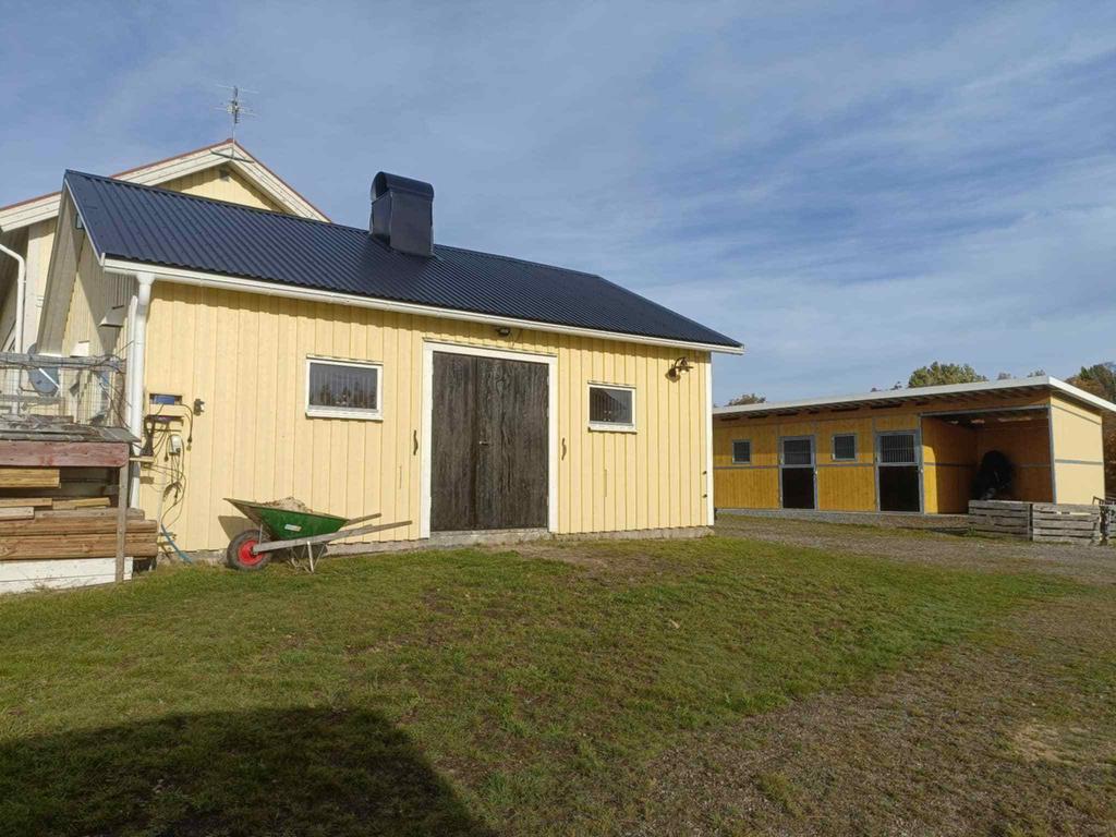 Säljarens egna bild. Varmstall/Garage.