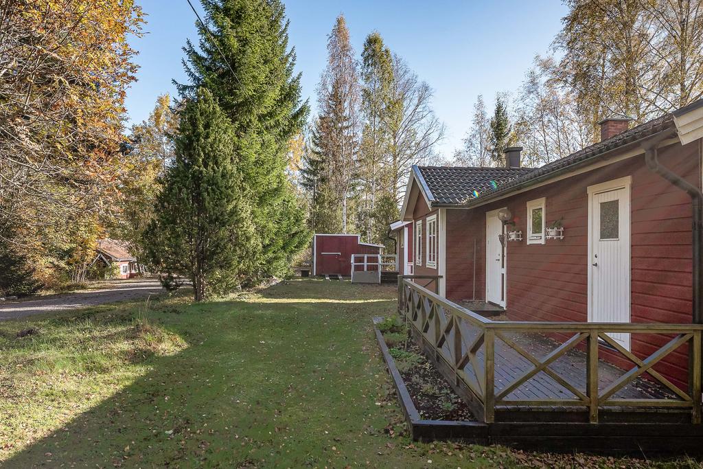 Entrésidan med altan