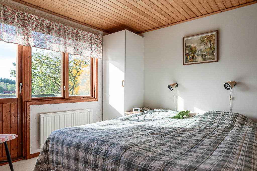 Sovrum  1 med egen dörr till altan