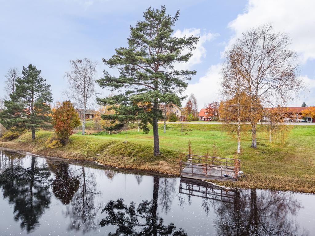 Vid älven har fler grannar bryggor och även intresseföreningen gemensam badplats och grillplats.