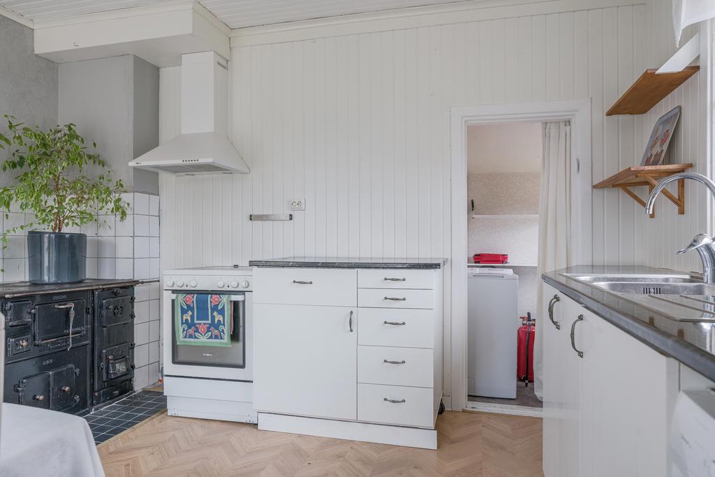 Vedpis och en garderob kan rymma skafferi, men även som i detta fall tvättmaskin
