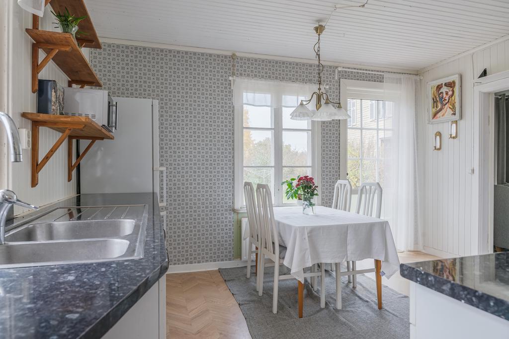 Utgång till altanen från köket.