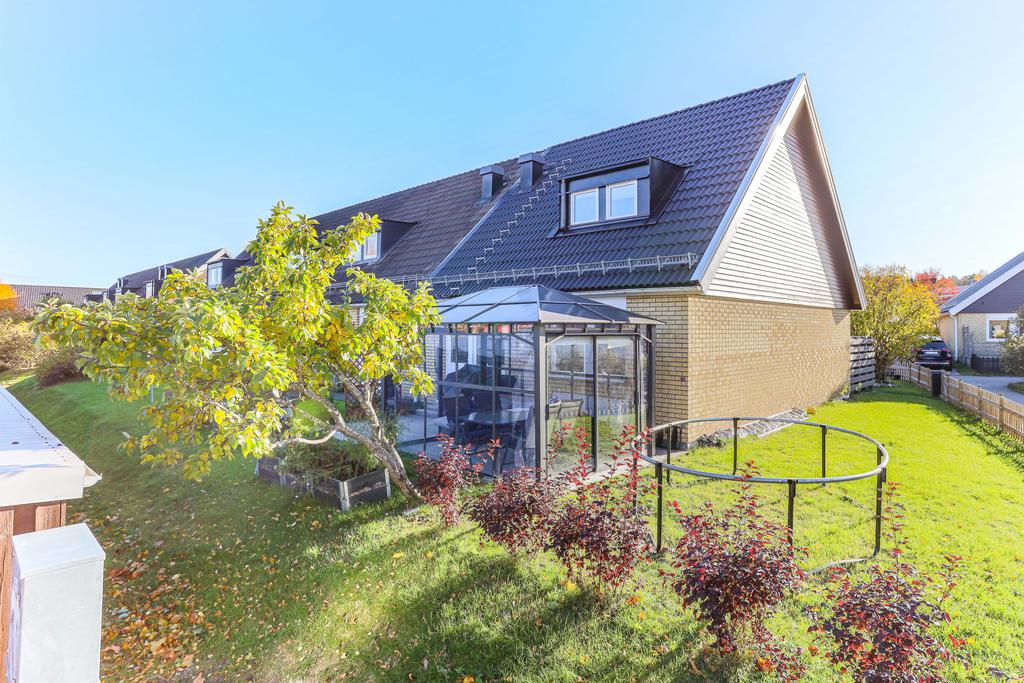 Baksidan av hus och en del av tomten