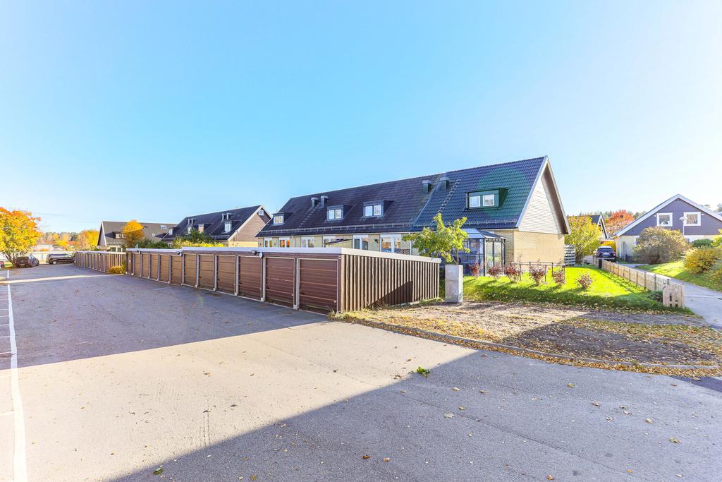 Garagelänga med huset i bakgrunden