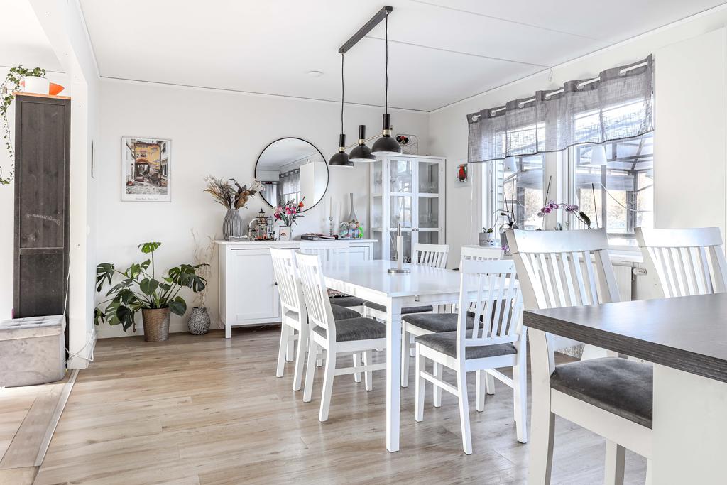 Stor matplats vid köket