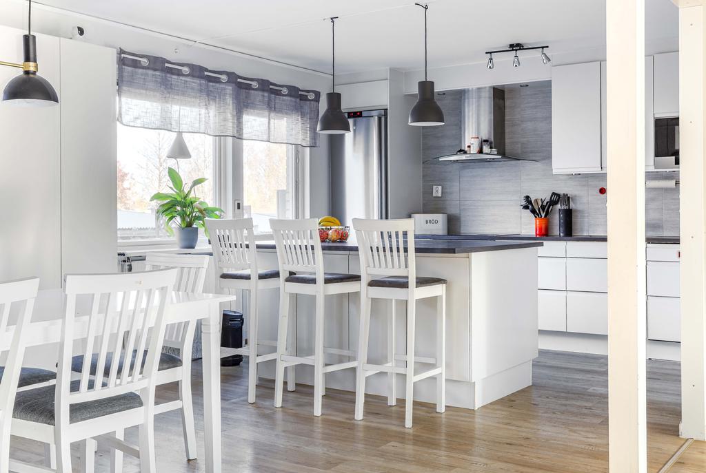Köket med köksö, altandörr längs till höger