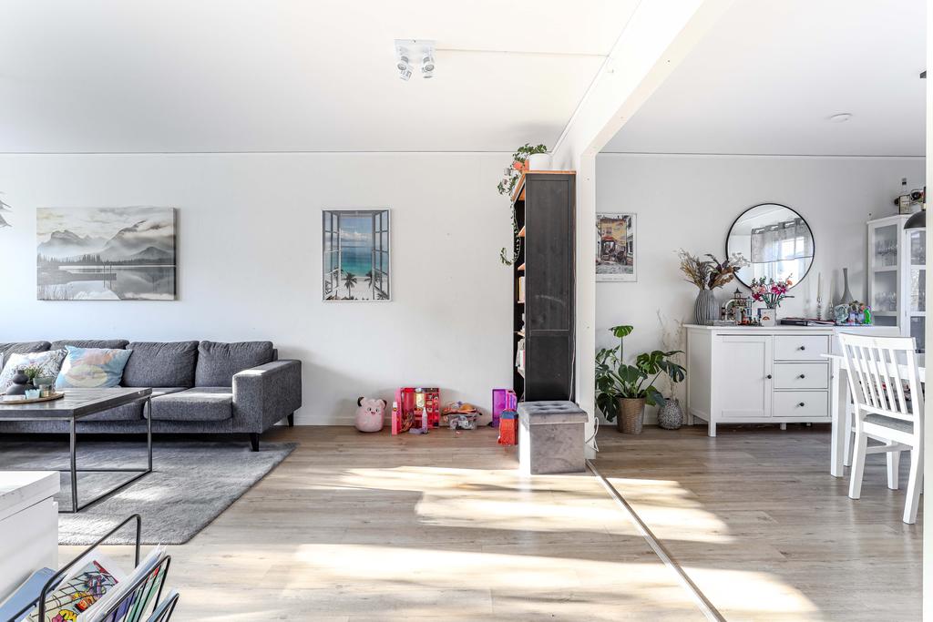 Vardagsrum och matplats från hallen