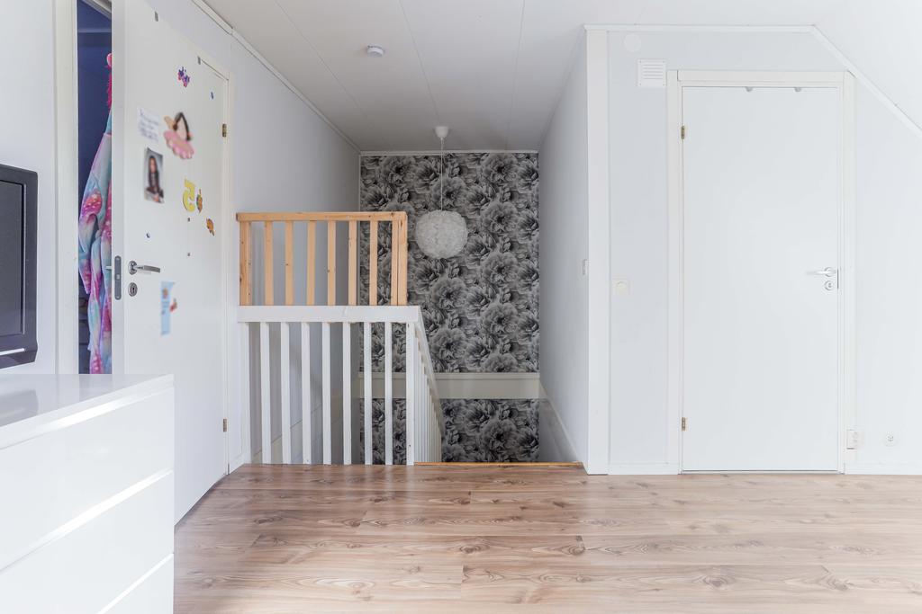 Trappa till bottenv. och badrumsdörr till höger