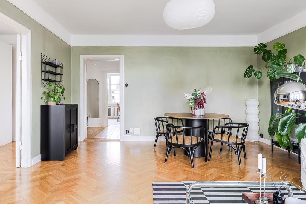 Vacker fiskbensparkett löper tröskelfritt mellan vardagsrum och sovrumm