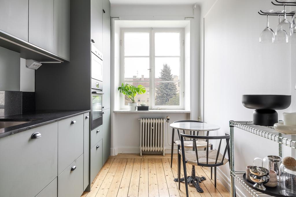 Bostaden bjuder på fina detaljer som klassiska trätiljor