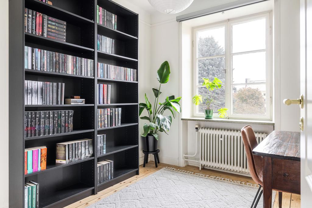 Vägg i vägg med köket ligger kontoret som likväl kan användas som matrum