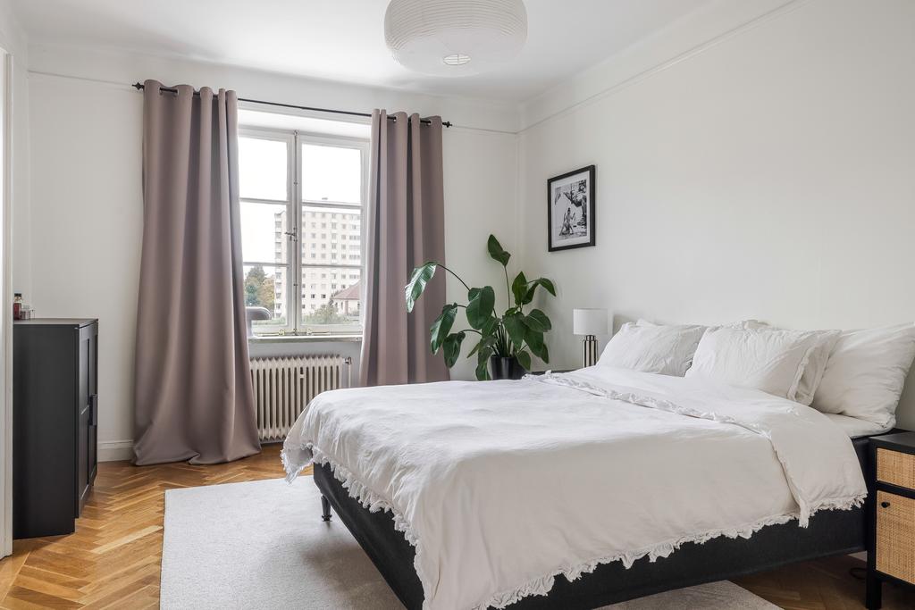 Sovrummet är lugnt och trivsamt, en rofylld plats för vila och återhämtning