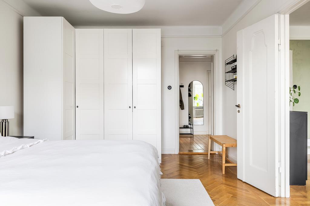 Förvaringsmöjligheterna kompletteras med både källar- och vindsförråd