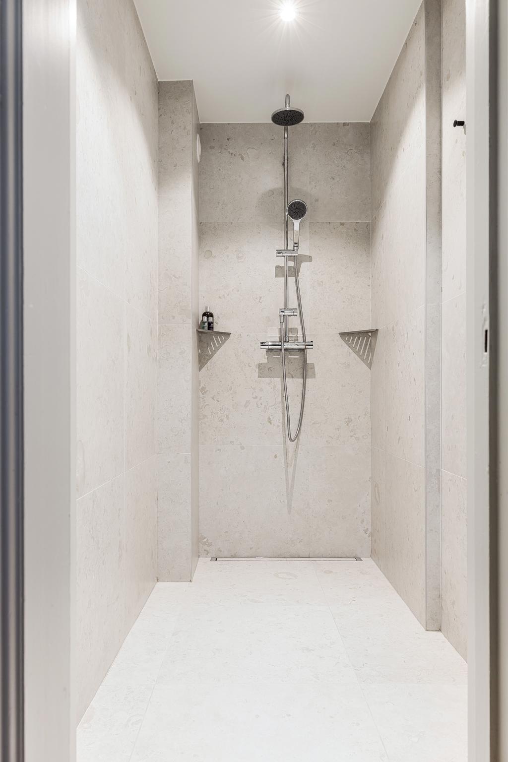 Elegant duschrum i ljusa stenliknande toner