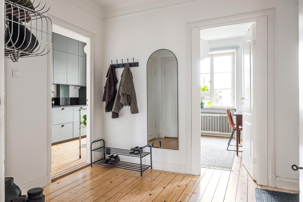 Välkomnande hall som leder vidare till bostadens samtliga rum