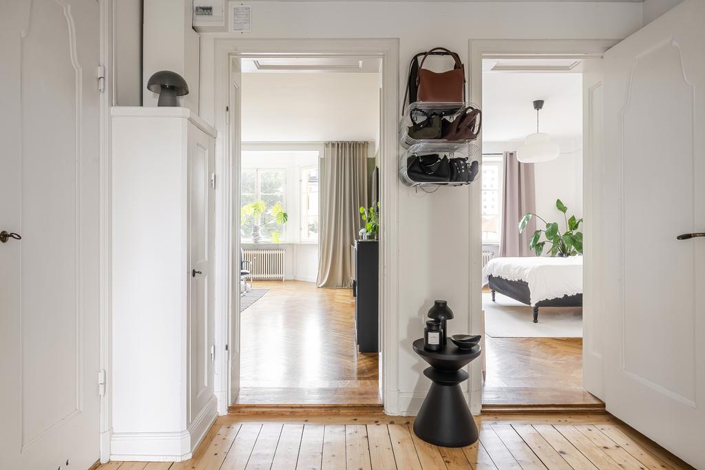 Bostaden är belägen på våning tre av tre