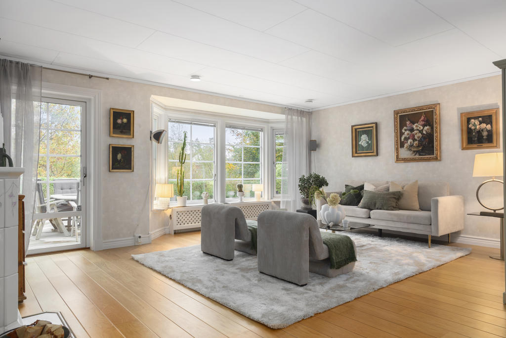 Vardagsrum med kakelugn och utgång till poolområde 
