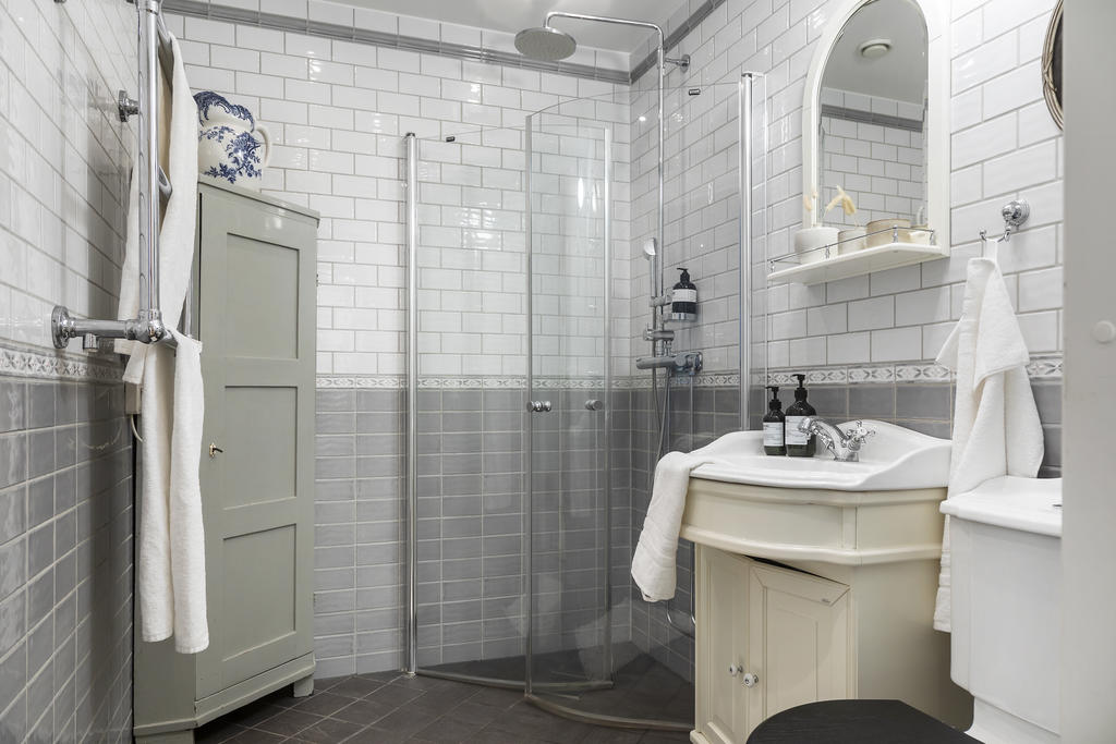 Andra badrummet i samma stil. Här ges känslan av att befinna sig på ett Boutique hotell. 