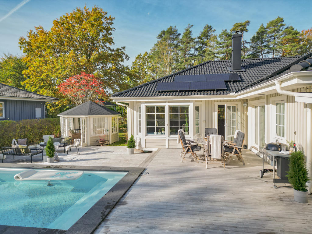 Poolområde med ytor såväl som för lounge- och matgrupp, solsängar, grillning mm. 