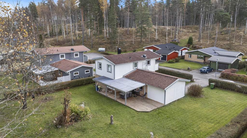 Rymlig tomt med uteplats i nordvästligt läge!