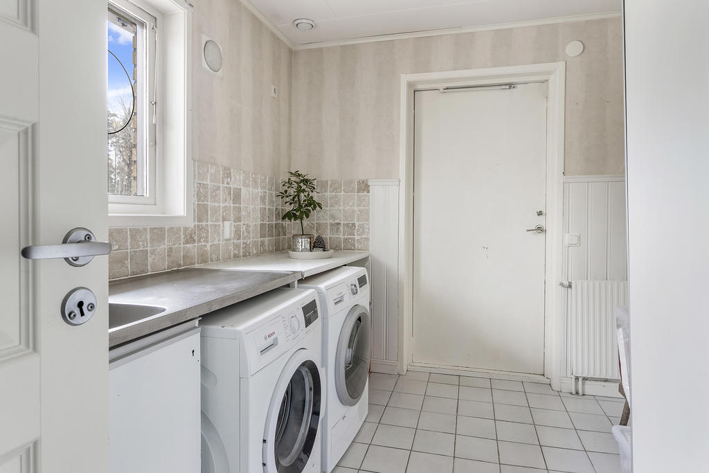 Tvättstuga med utgång till garage