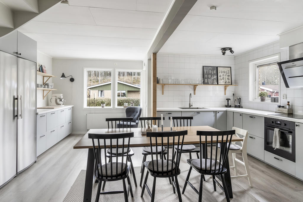 Härligt kök med plats för stort matbord