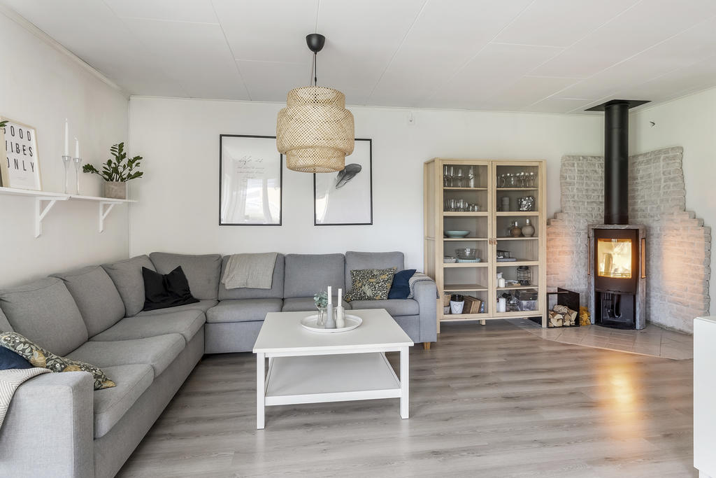 Vardagsrum med braskamin