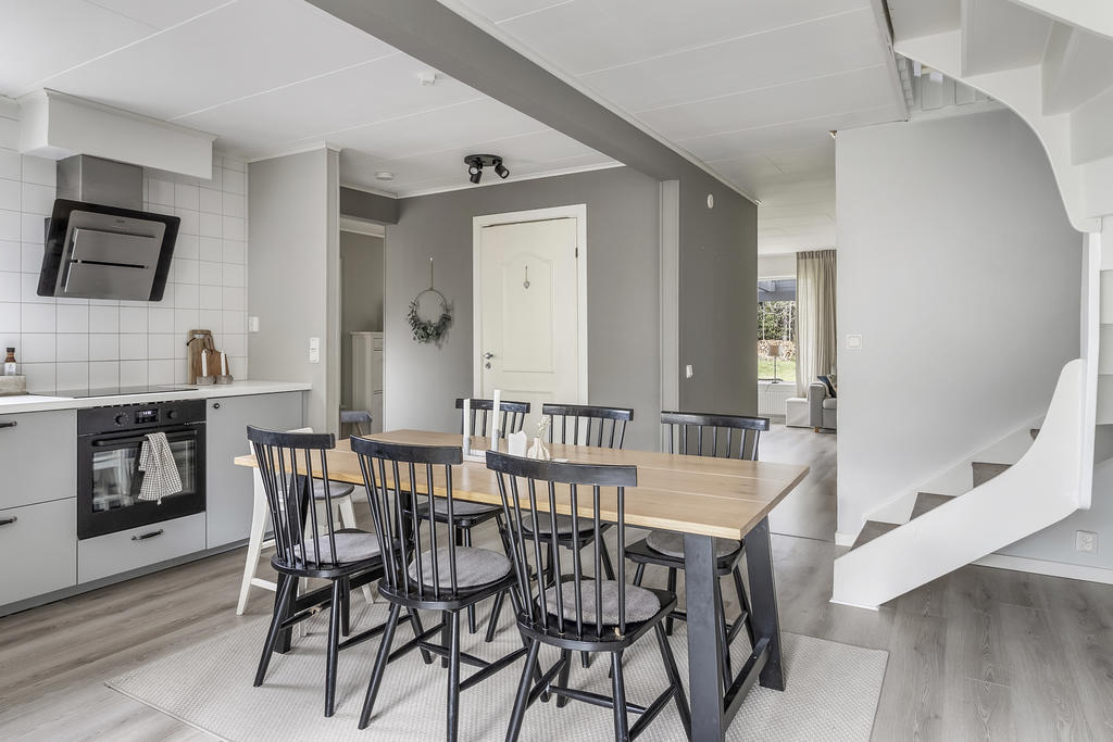 Kök med trapp till övre plan