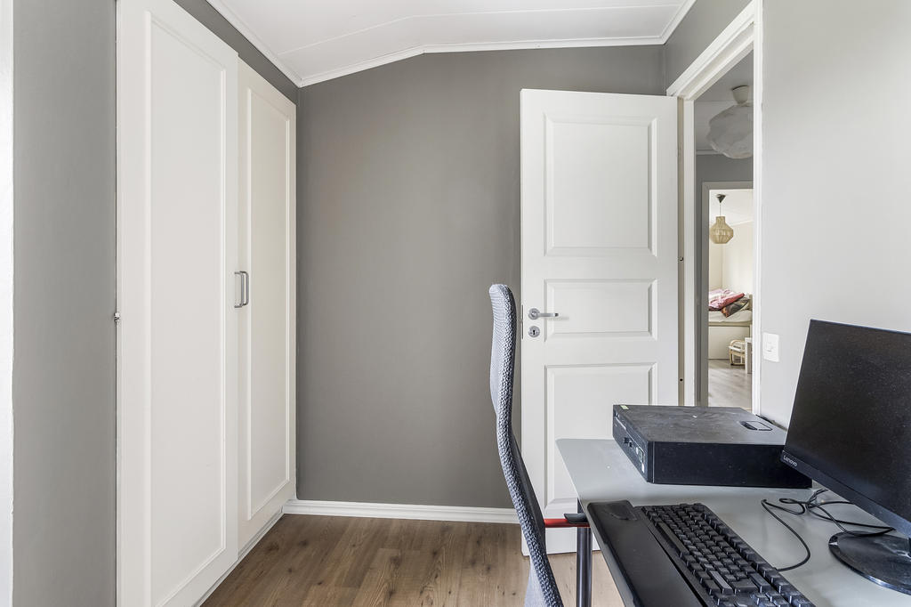 Plats för både skrivbord och förvaring i sovrum