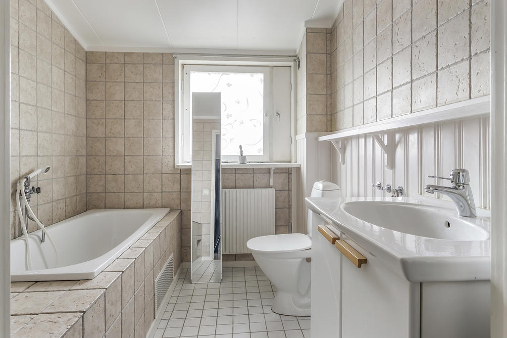 Badrum med kakel och klinker