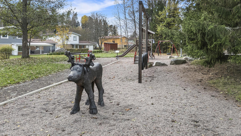Lekplats i anslutning till huset