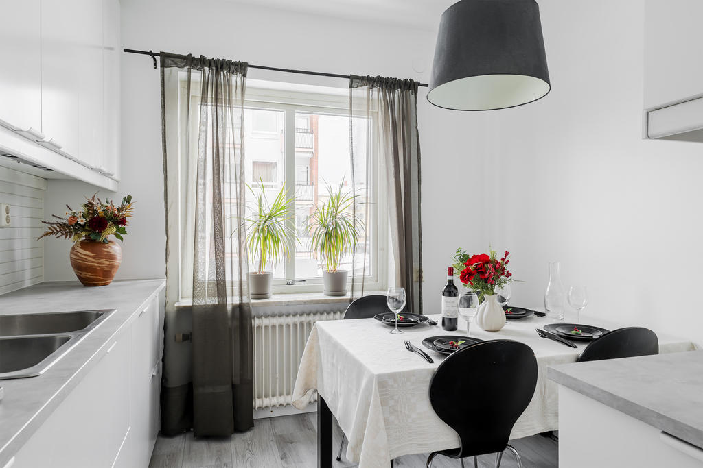 Plats för matbord och stolar i köket