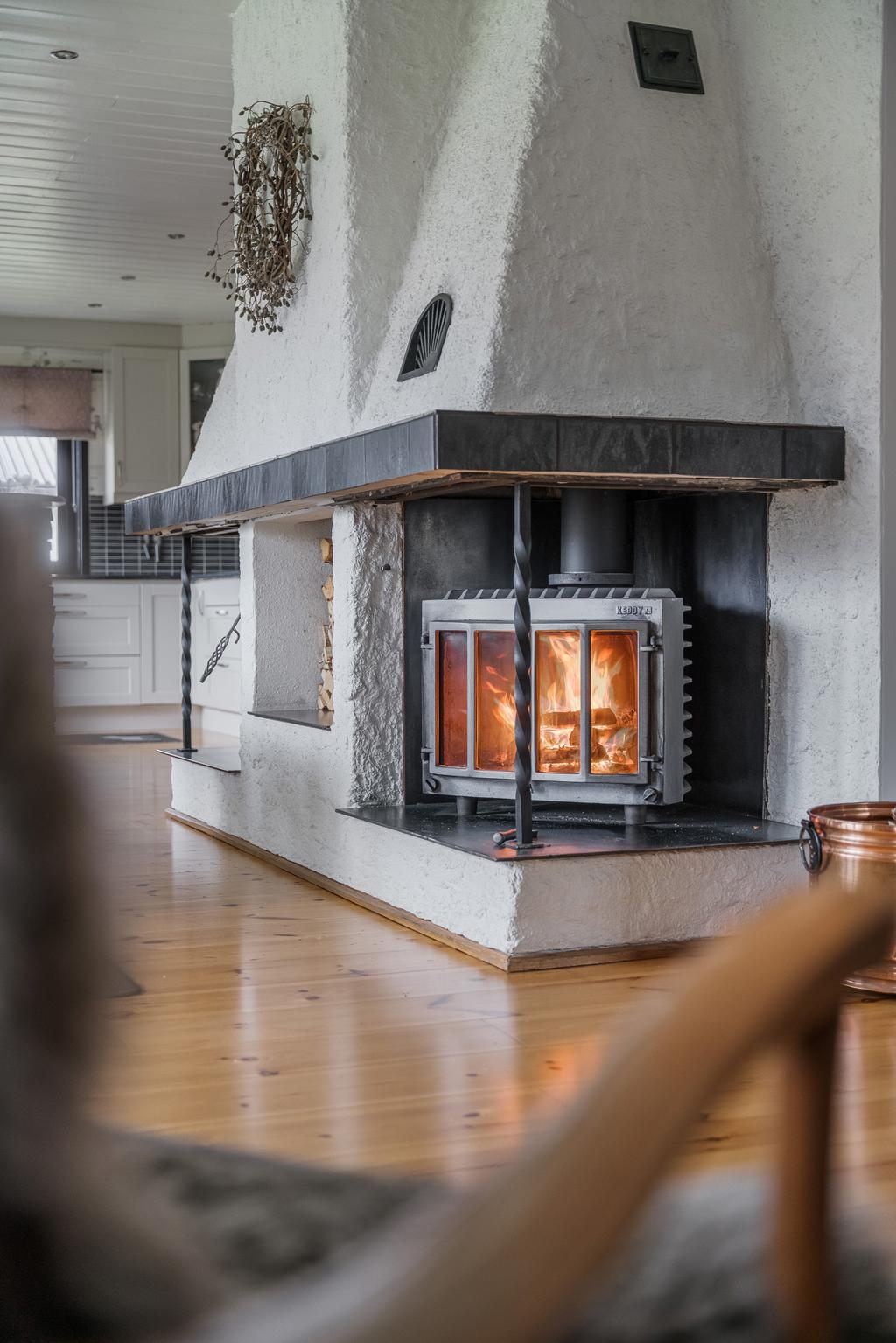 Kaminen mellan matrum och vardagsrum