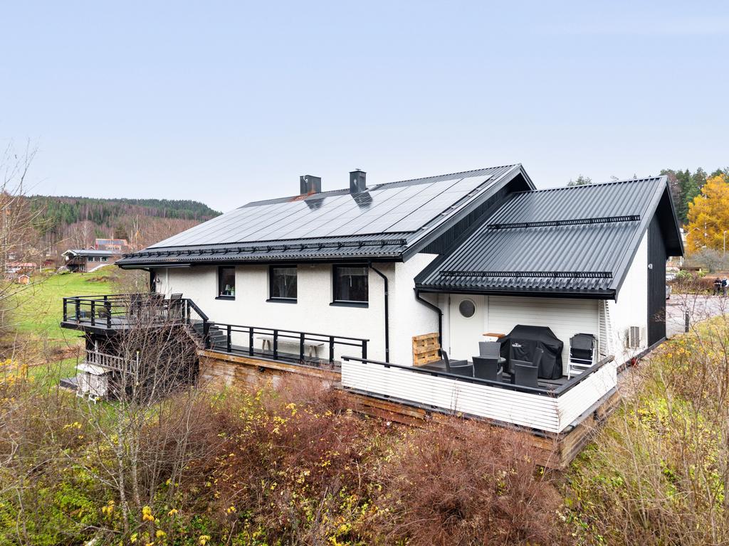 Solpaneler installerade på båda sidor av yttertaket