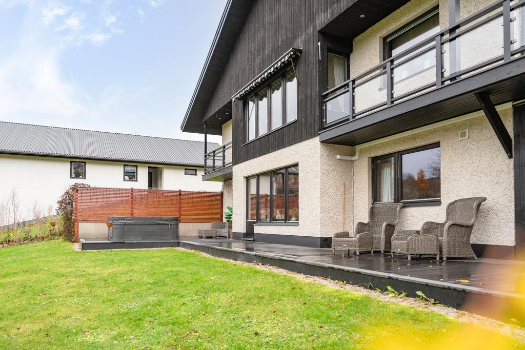 Uteplatsen i markplan har ett spabad