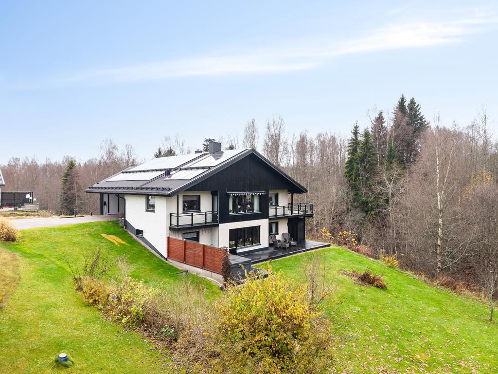 Souterrängvilla med många uteplatser