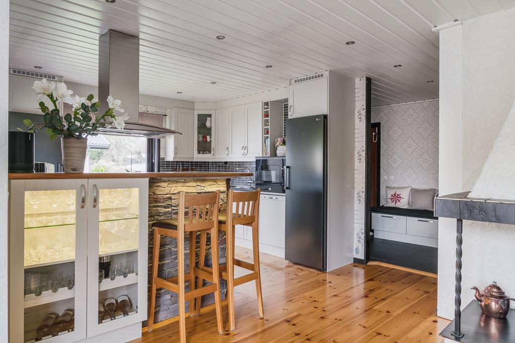 Kök och hall från matrummet