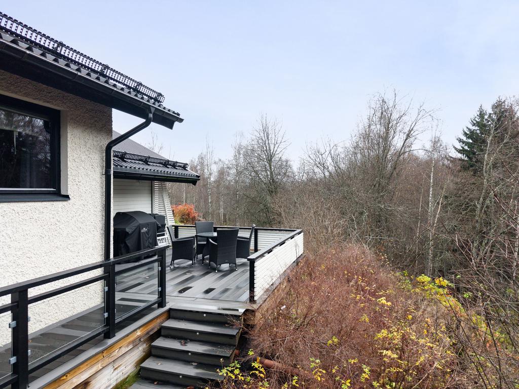 Altanen bakom garage och carporten har anslutning till trädgården