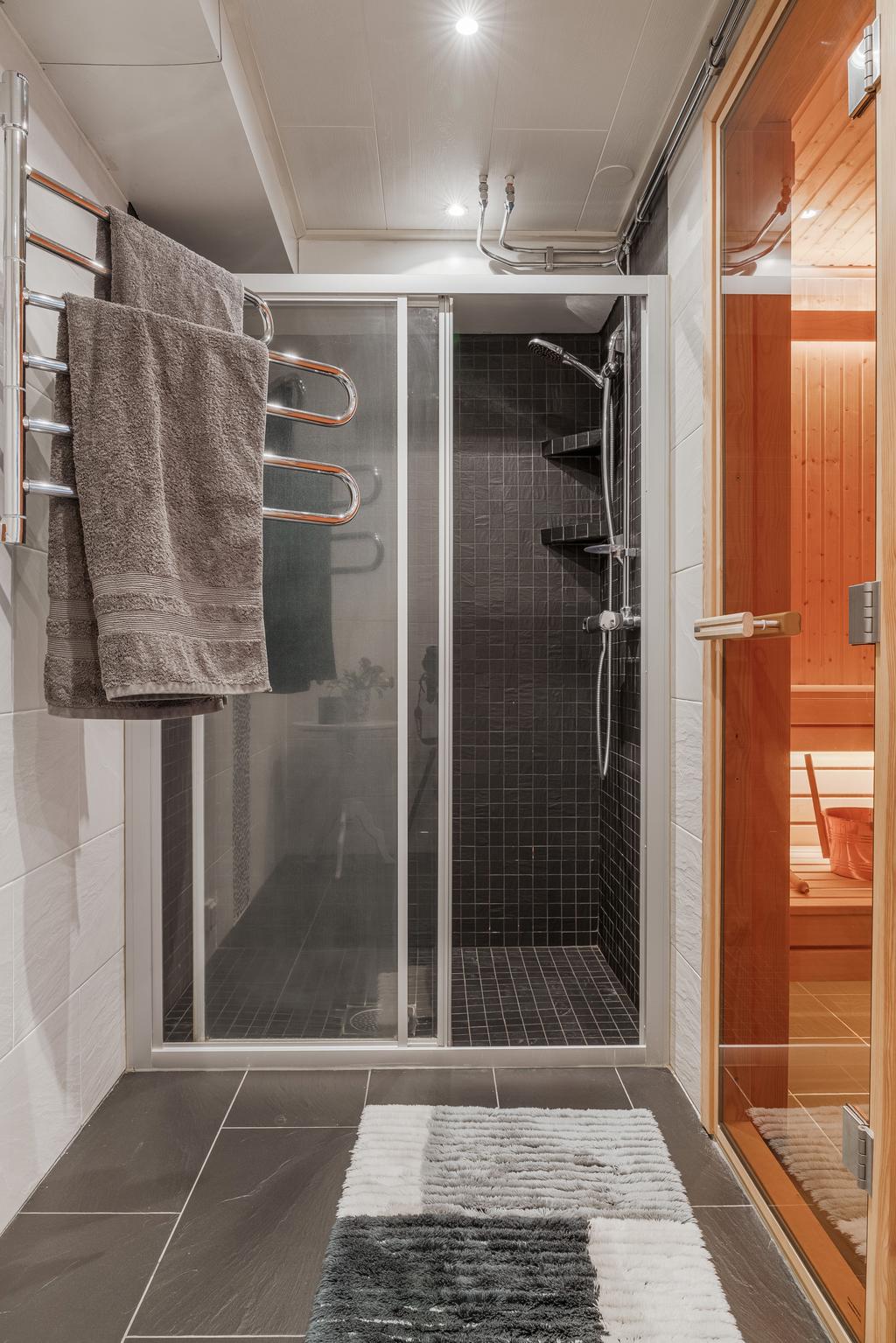 Relax med stor dusch och bastu